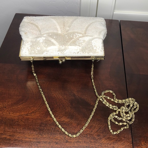 La Regal Beaded Ivory Bag. - Picture 3 of 8